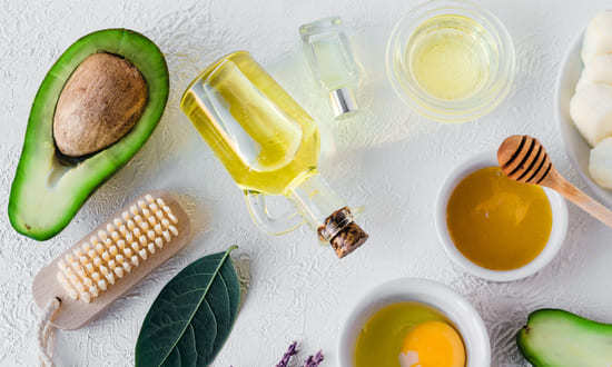 Como fazer misturas caseiras com ingredientes que tem na cozinha para hidratar os cabelos
